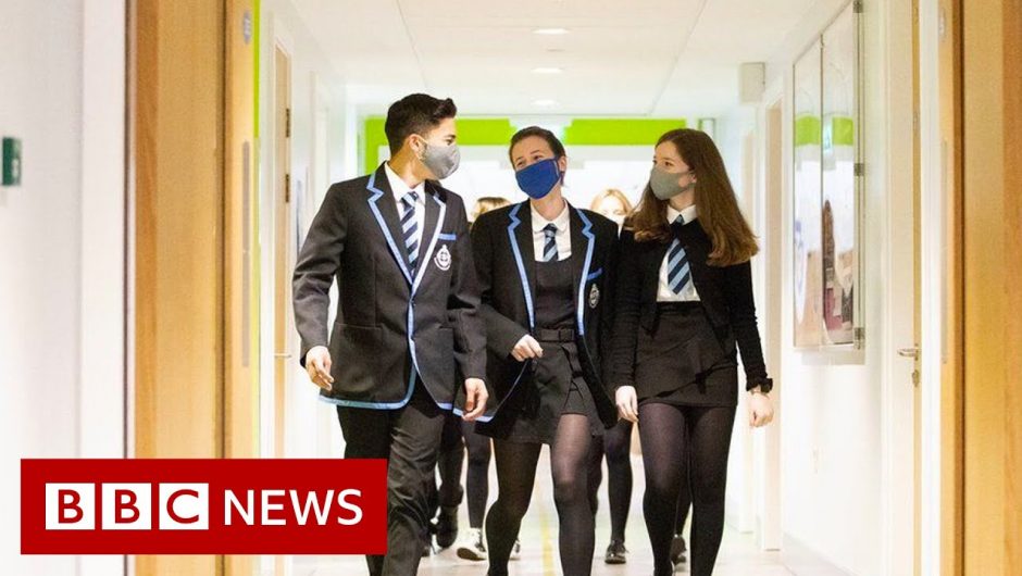 School pupils in England to wear face masks in classrooms to tackle Omicron – BBC News