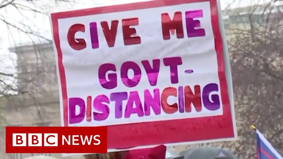 Coronavirus: Armed protesters enter Michigan statehouse – BBC News