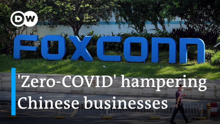 Employees of Chinese iPhone producer Foxconn leave factory over COVID restrictions | DW News