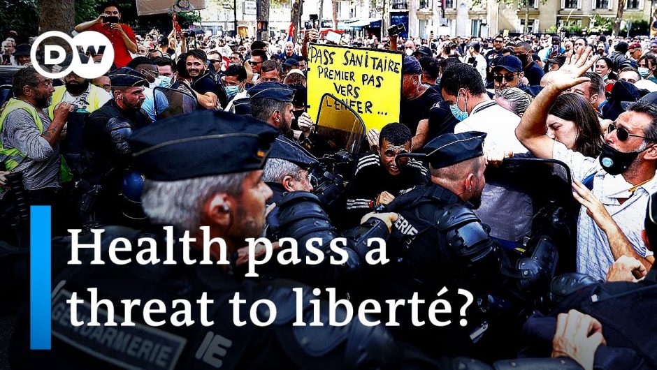 Paris police clash with protesters over COVID 'health pass' | DW News