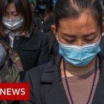 Coronavirus: China stops for three minutes to remember the dead – BBC News